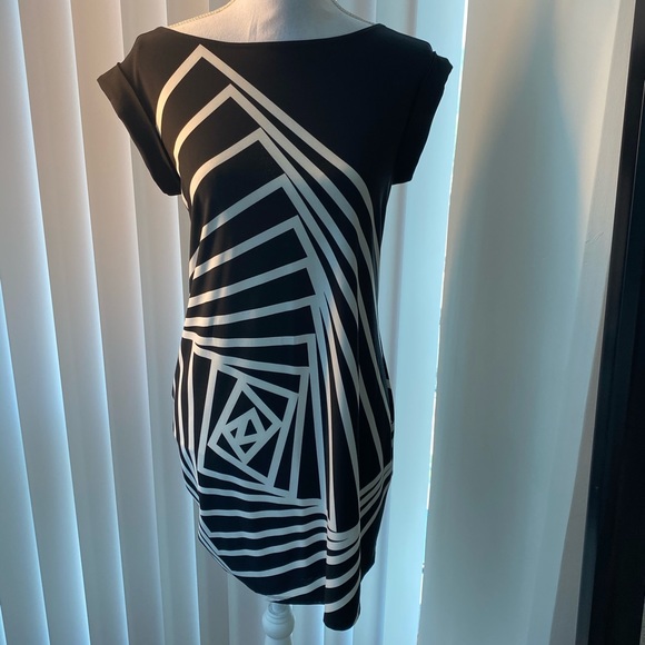 BCBGMaxAzria Dresses & Skirts - BcbgMaxAzria Scoop Neck Dress